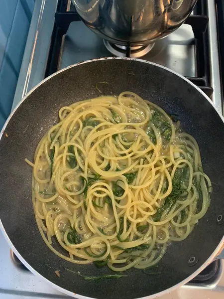 spaghetti in padella con agretti