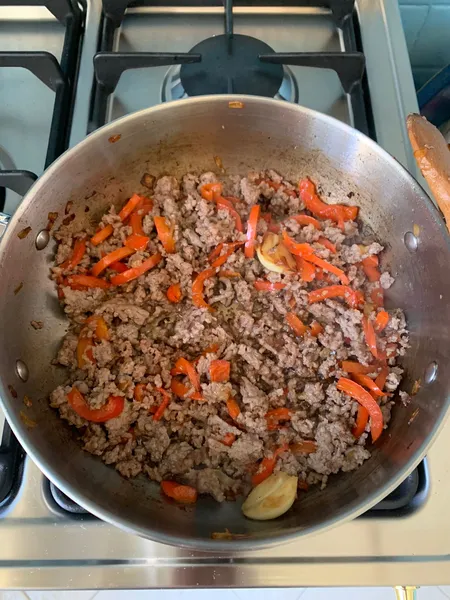 preparazione chili con carne