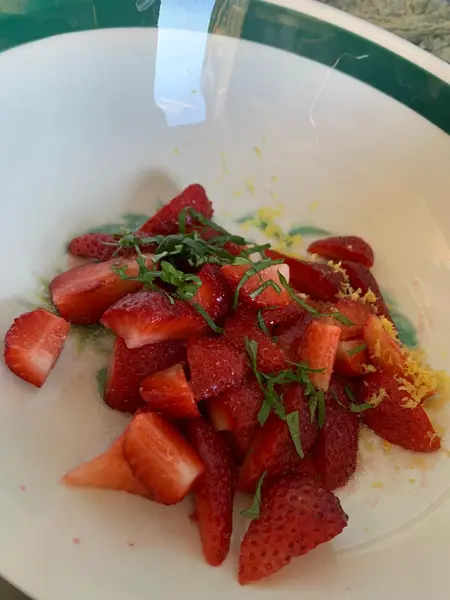 tagliare le fragole a pezzi