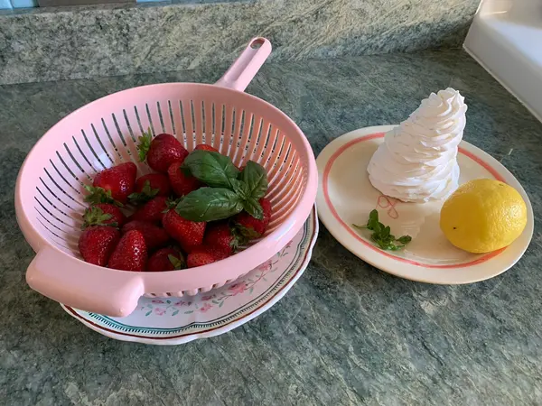 Fragole, panna e meringa