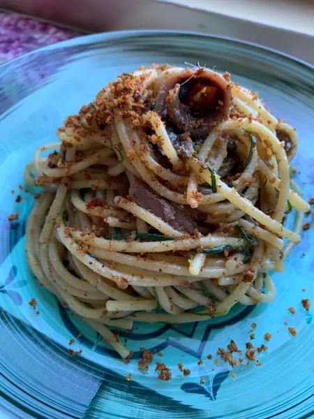  impiattamento spaghetti aglio, olio, agretti e alici