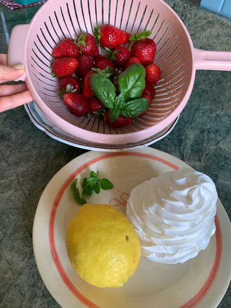 ingredienti fragole con panna e meringa