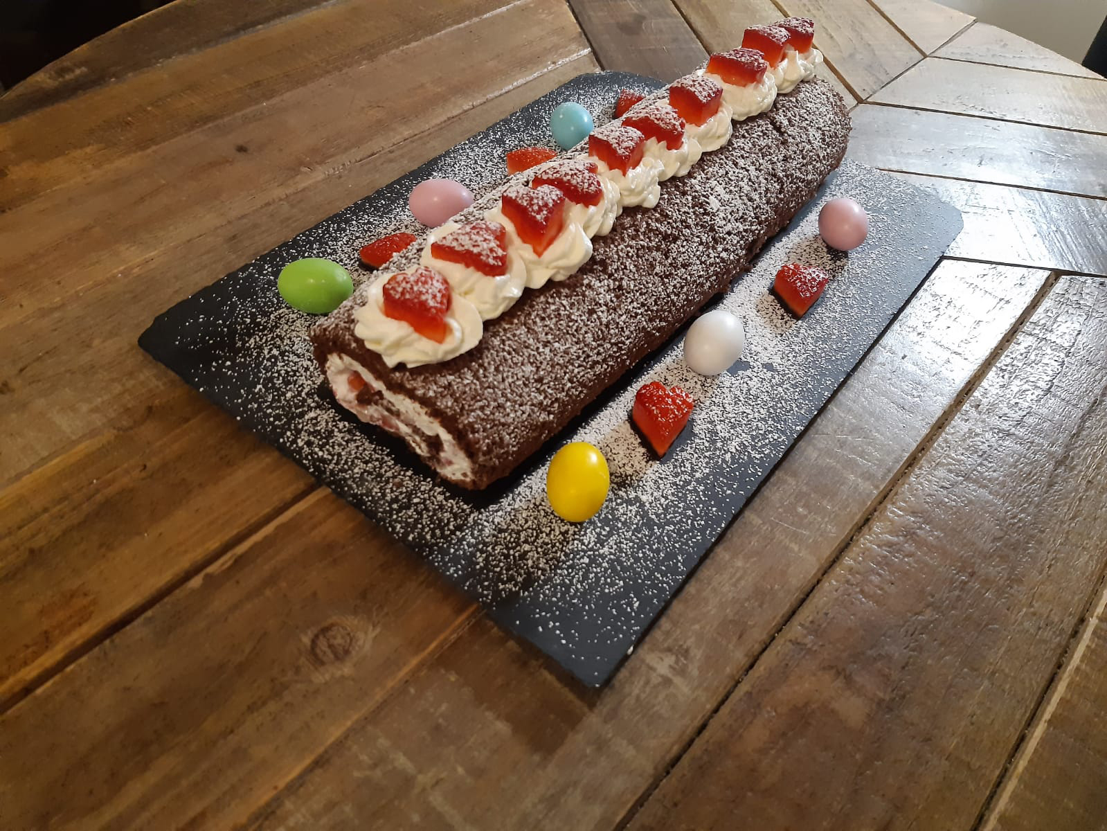 Rotolo al cacao con panna e fragole