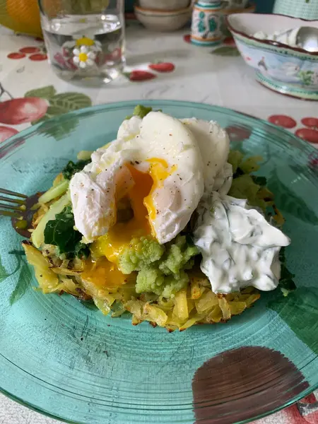 frittelle patate broccolo e uova in camicia complete