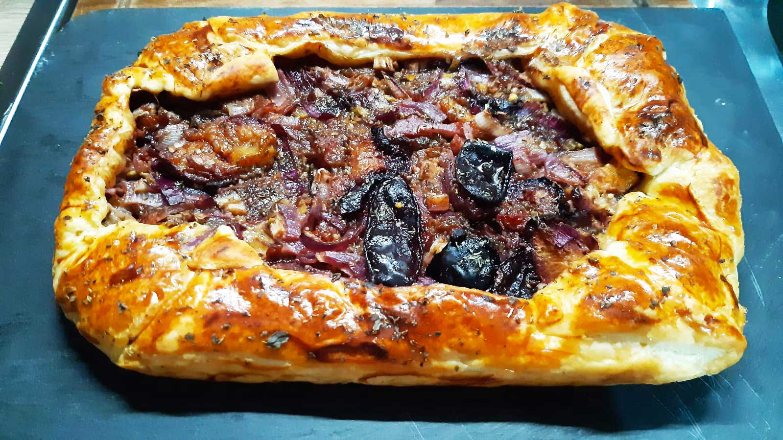 Galette con prugne fresche e cipolle di tropea