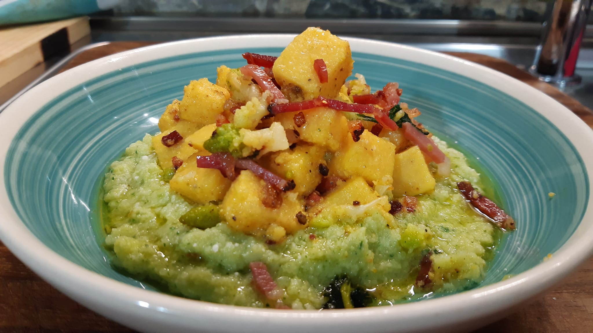 Gnocchi di polenta con crema di broccolo e speck croccante
