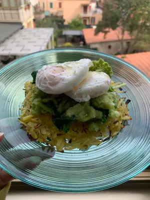 Frittelle di patate, broccolo e uovo in camicia