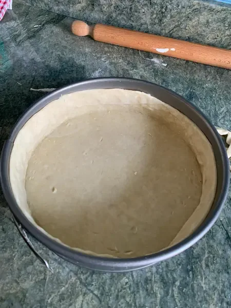 mettere la pasta brisèe in teglia